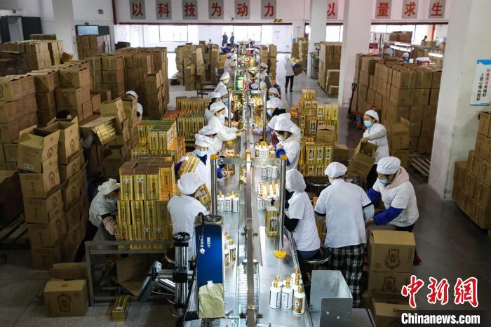 工人在包装车间包装待出厂的酒. 瞿宏伦 摄