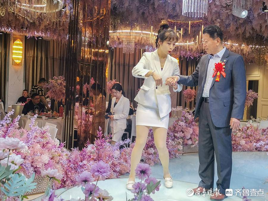 虎啸春来婚礼上的新职业婚礼督导师