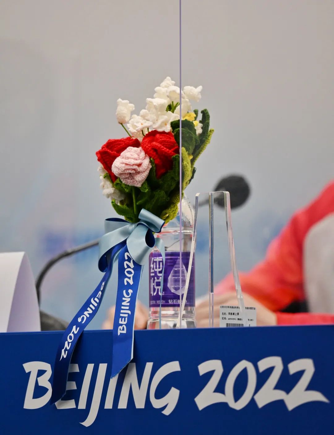 金色冰墩墩永不凋零的颁奖花束有啥寓意官方揭秘