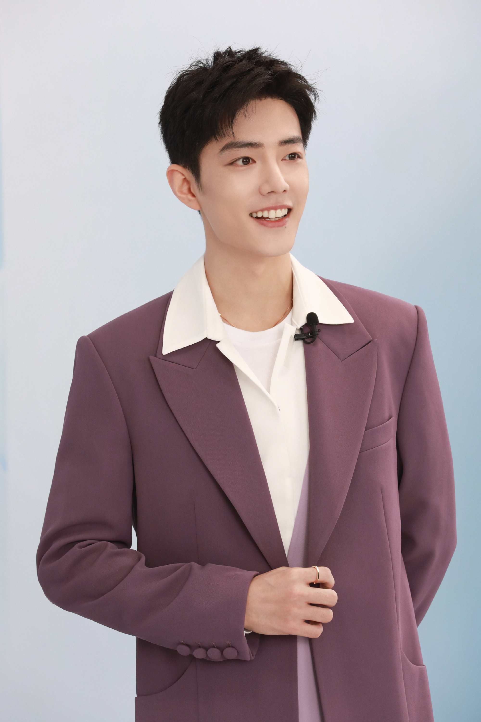 肖战今晚直播造型图紫色西装简约帅气笑的好甜好温柔啊