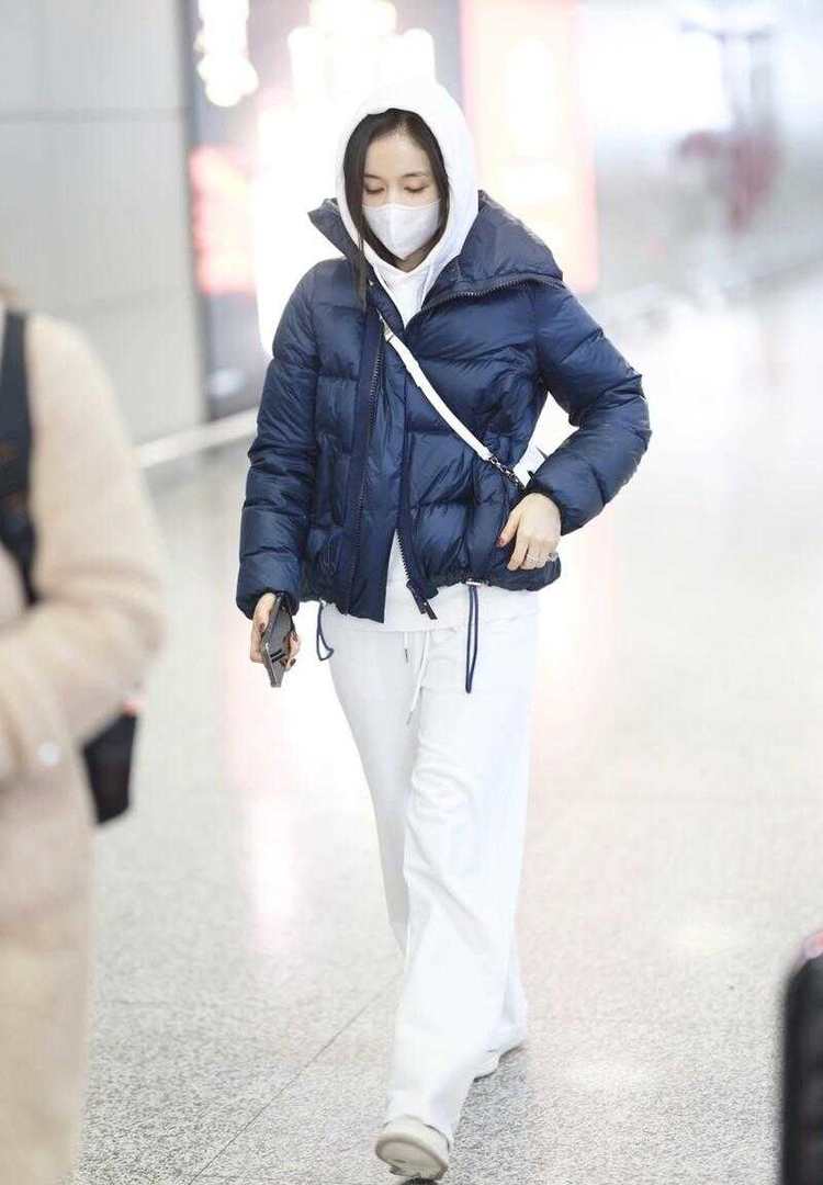 王子文不愧是穿搭高手穿羽绒服配阔腿裤显腿长又保暖