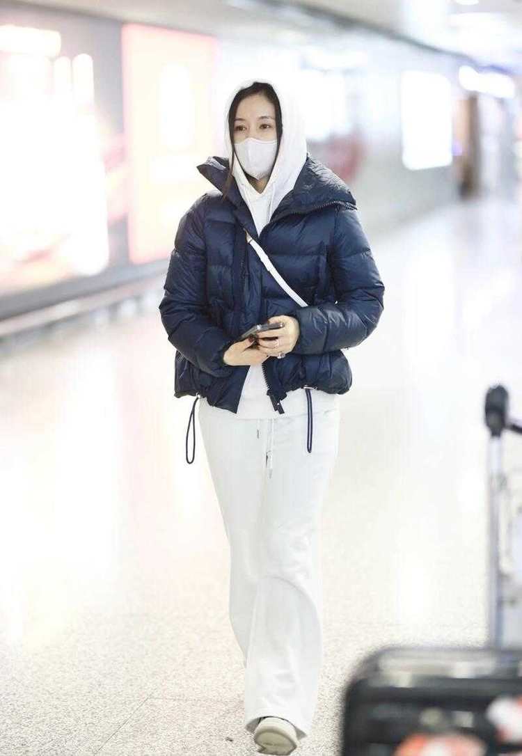 王子文不愧是穿搭高手穿羽绒服配阔腿裤显腿长又保暖