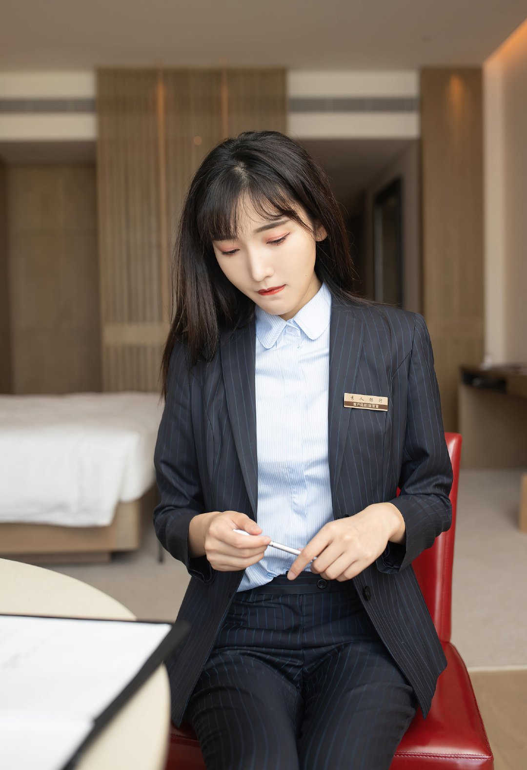 小姐姐一身条纹职业装很有魅力十足的都市白领丽人