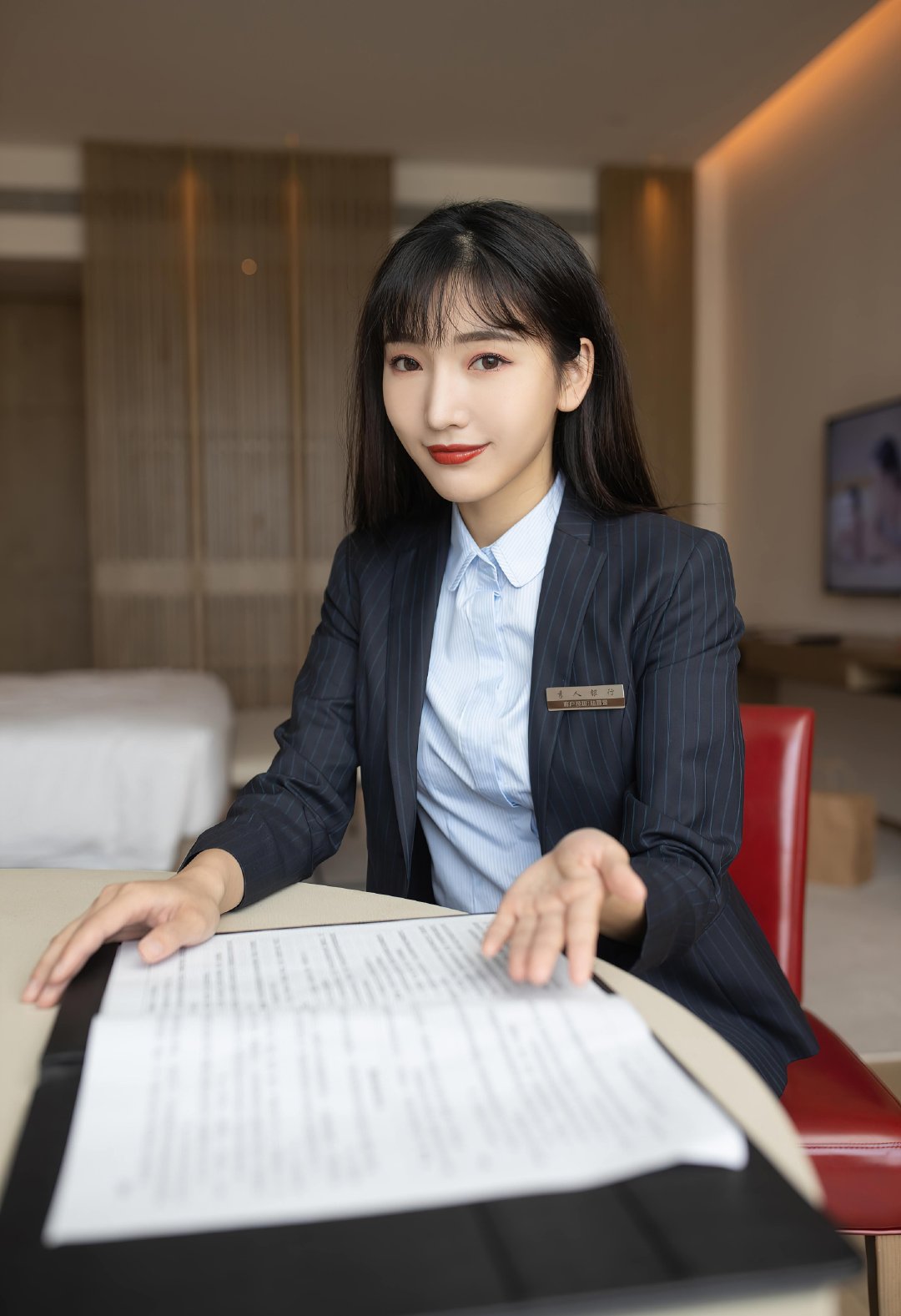 小姐姐一身条纹职业装很有魅力十足的都市白领丽人