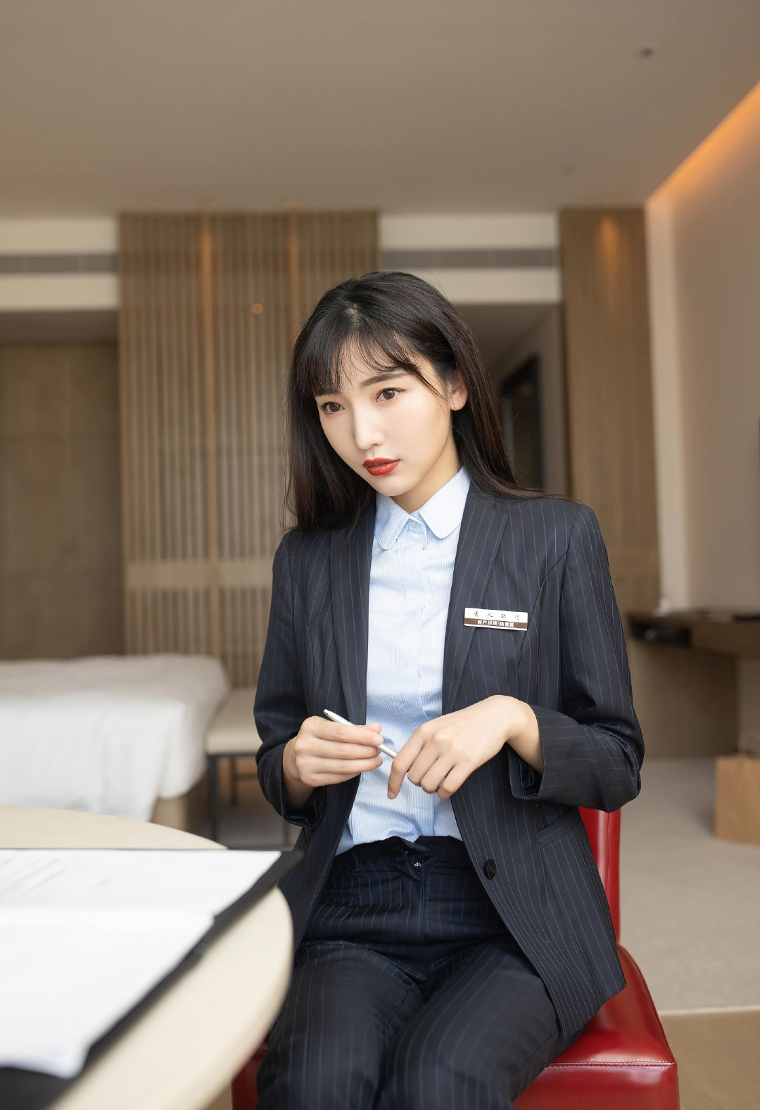 小姐姐一身条纹职业装很有魅力十足的都市白领丽人