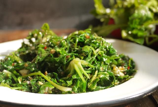 凉拌荠菜食材:荠菜蒜末辣椒盐糖 食用油醋步骤:将荠菜洗干净,蒜切末