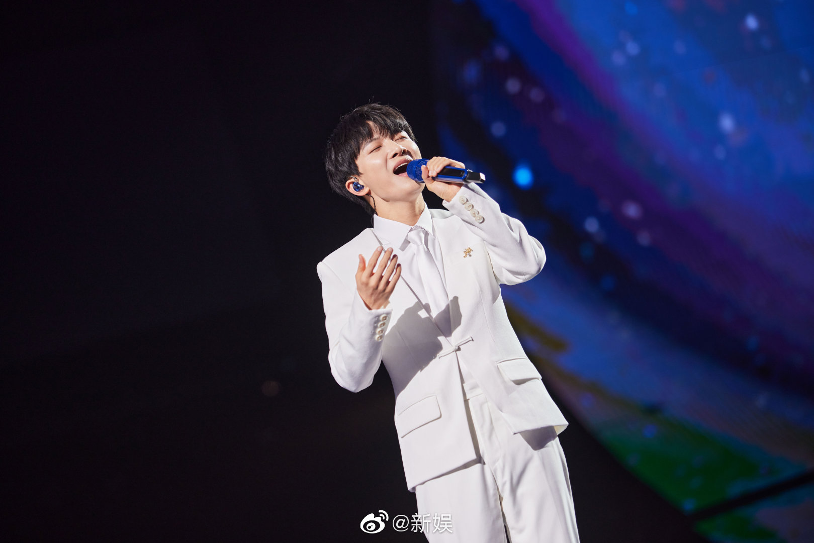 中你的心灵@卡布叻_周深一身白色西装,干净清爽,配上深深的宝蓝色话筒