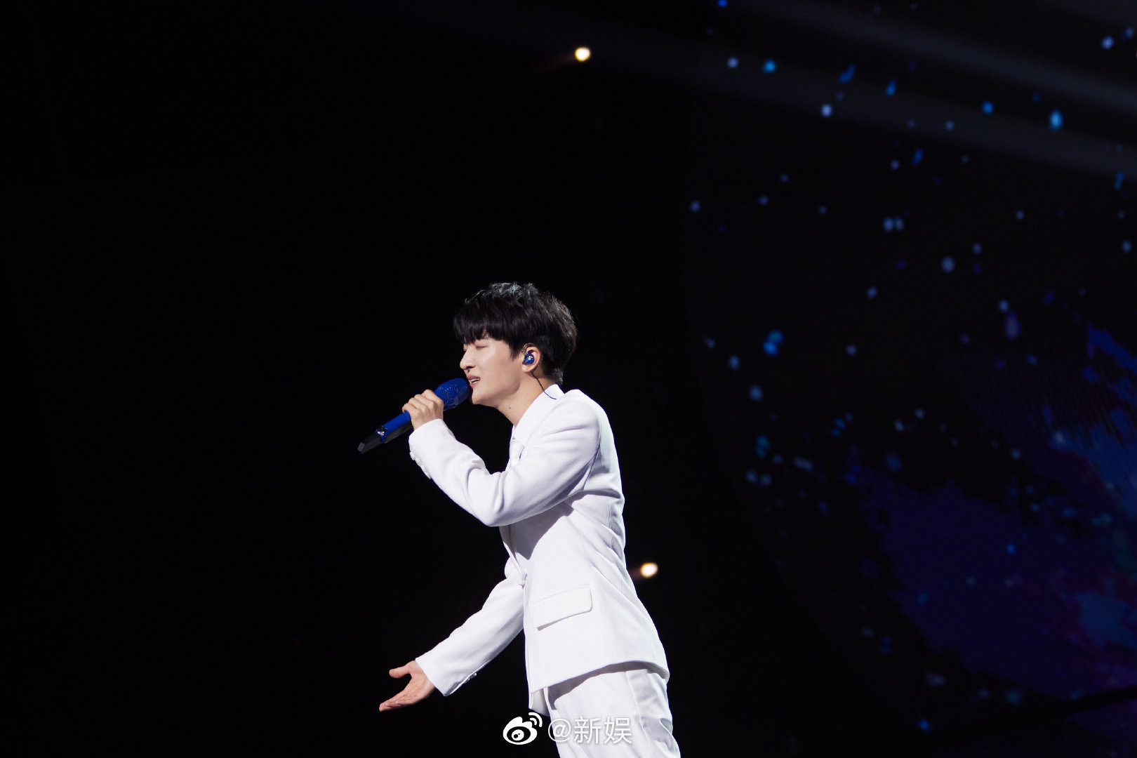 中你的心灵@卡布叻_周深一身白色西装,干净清爽,配上深深的宝蓝色话筒