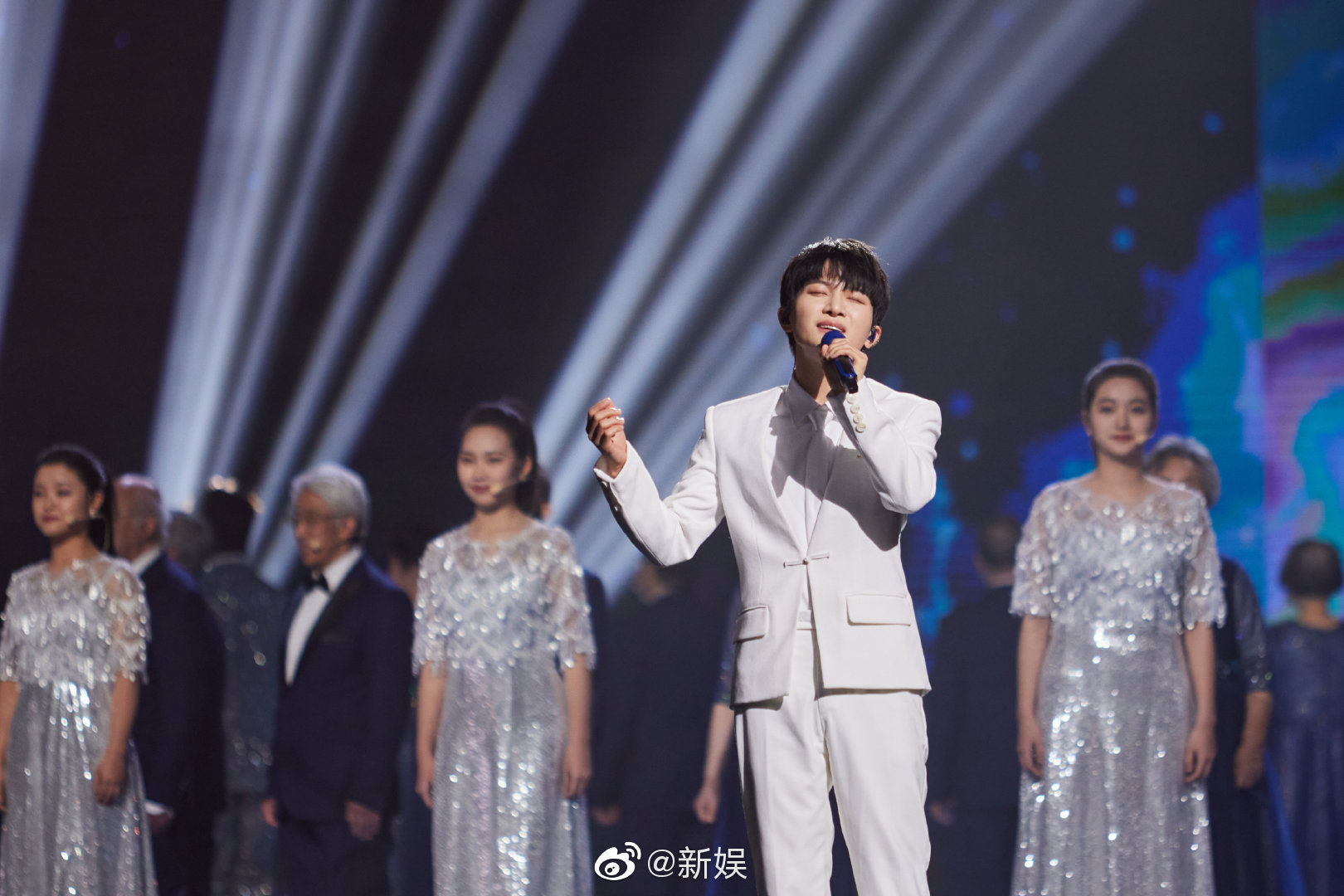 周深江苏卫视春晚错位时空现场look