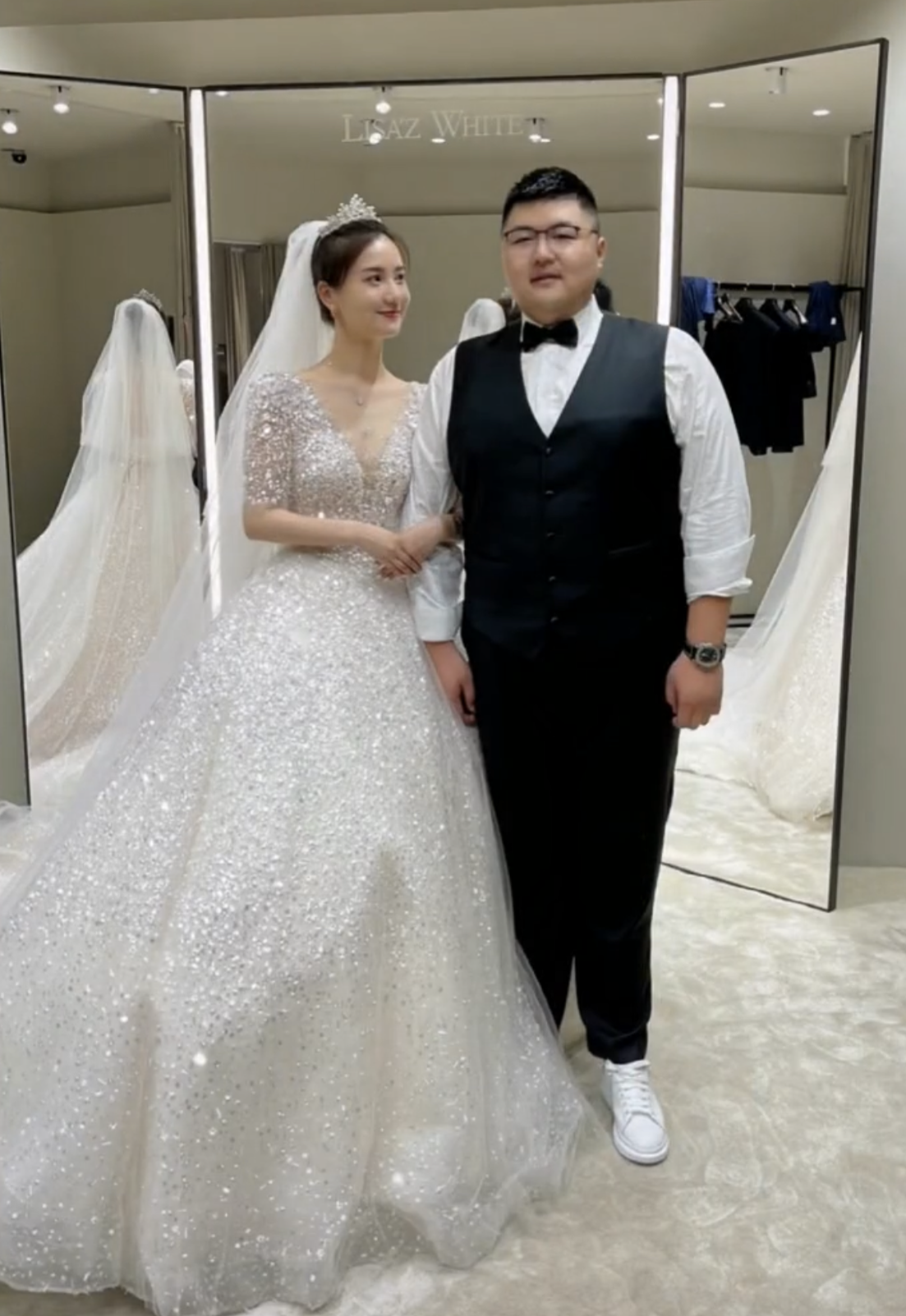 恭喜猴哥何钰欣被曝登记结婚现场照片曝光手拿证件开心微笑