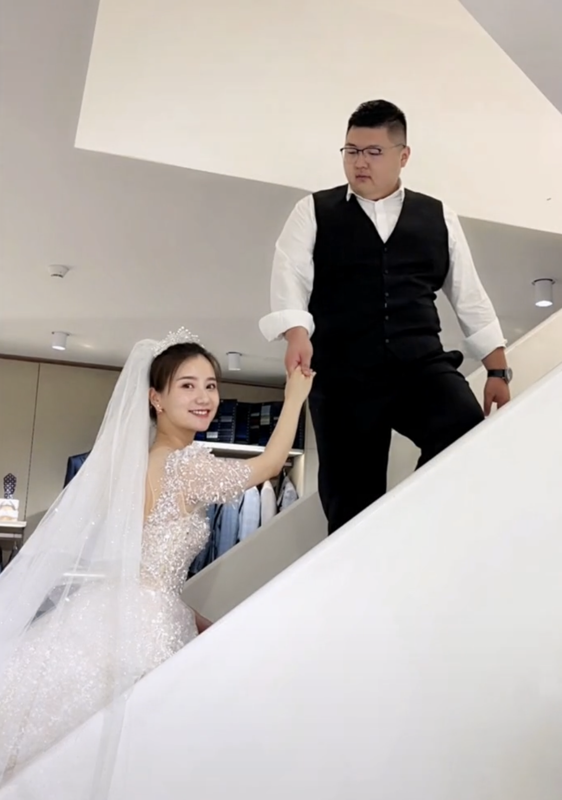 恭喜猴哥何鈺欣被曝登記結婚現場照片曝光手拿證件開心微笑