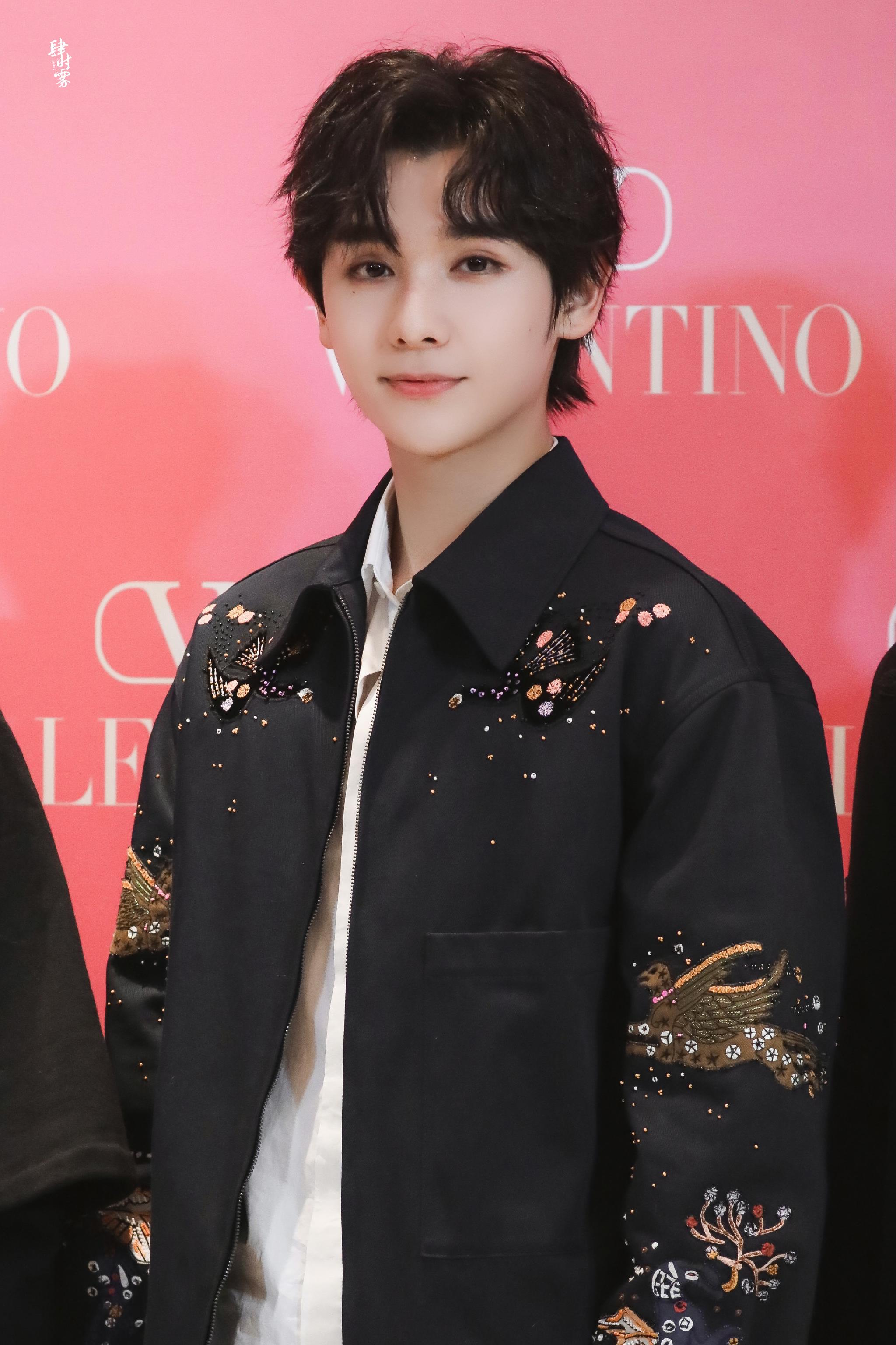 高卿尘活动饭拍图 精致的卷毛小九 笑的时候好甜|刘宇_新浪新闻