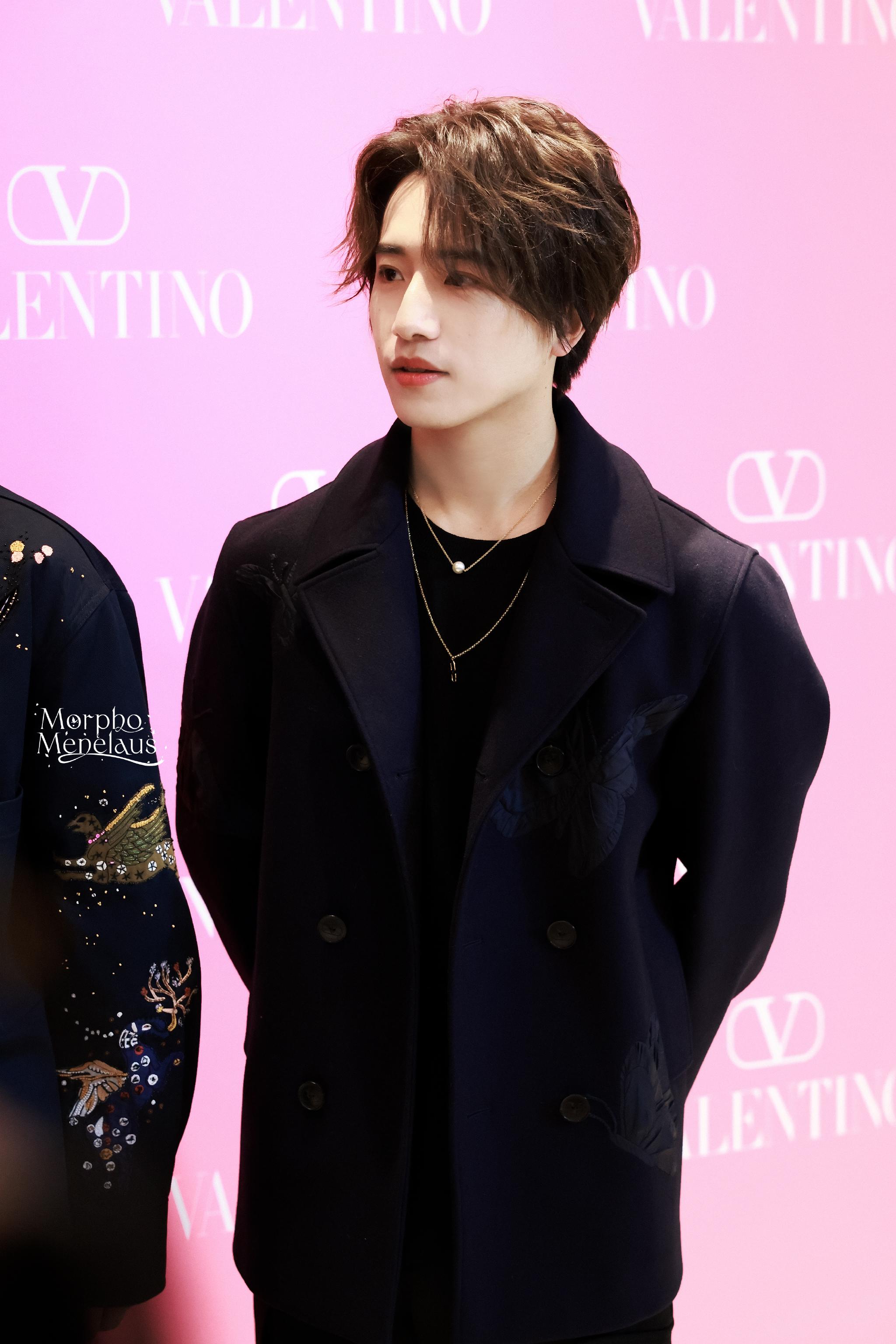 伯远成都站台活动饭拍中分卷毛贵气的伯远劳斯