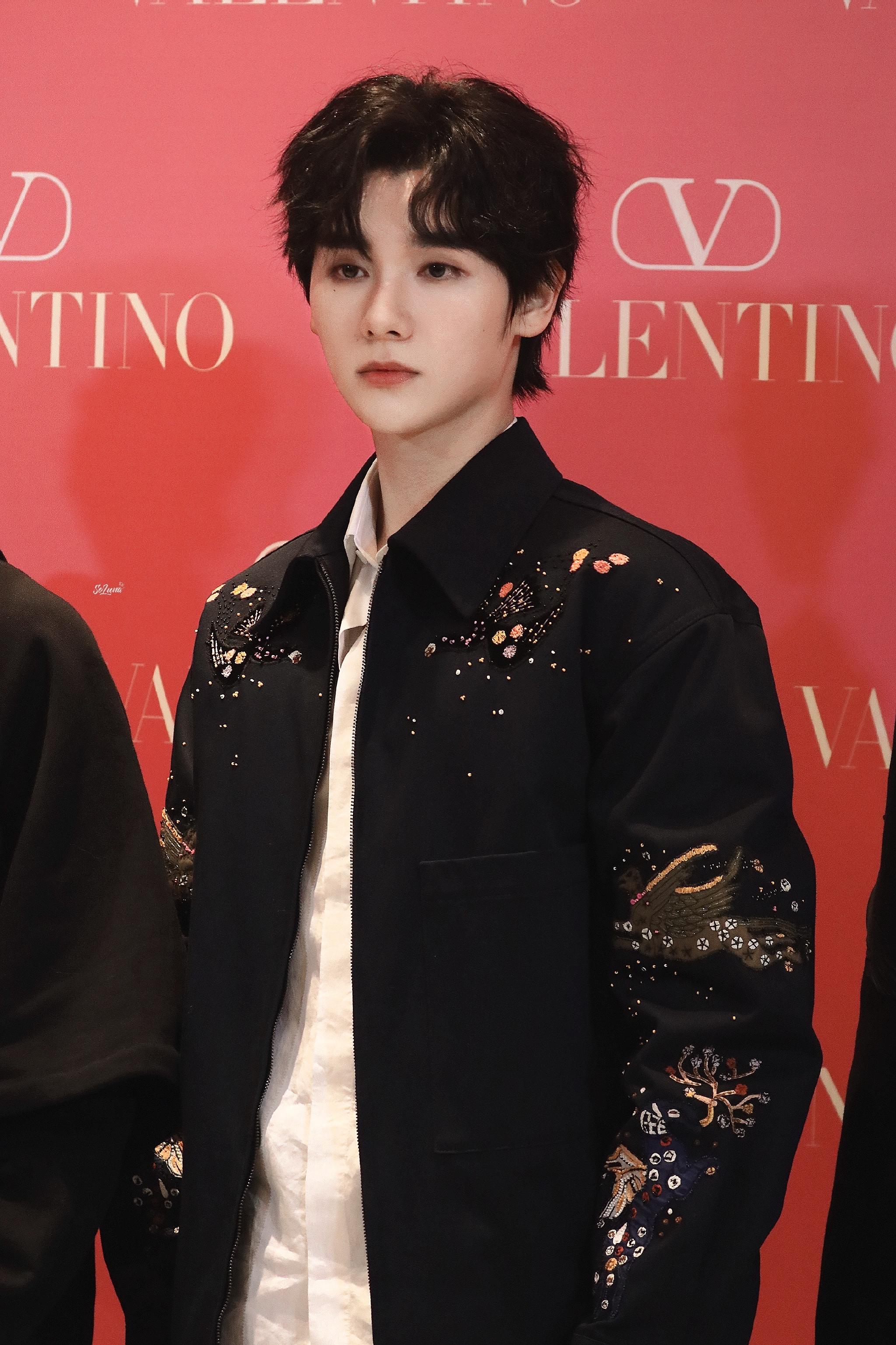 高卿尘活动饭拍图 精致的卷毛小九 笑的时候好甜|刘宇_新浪新闻