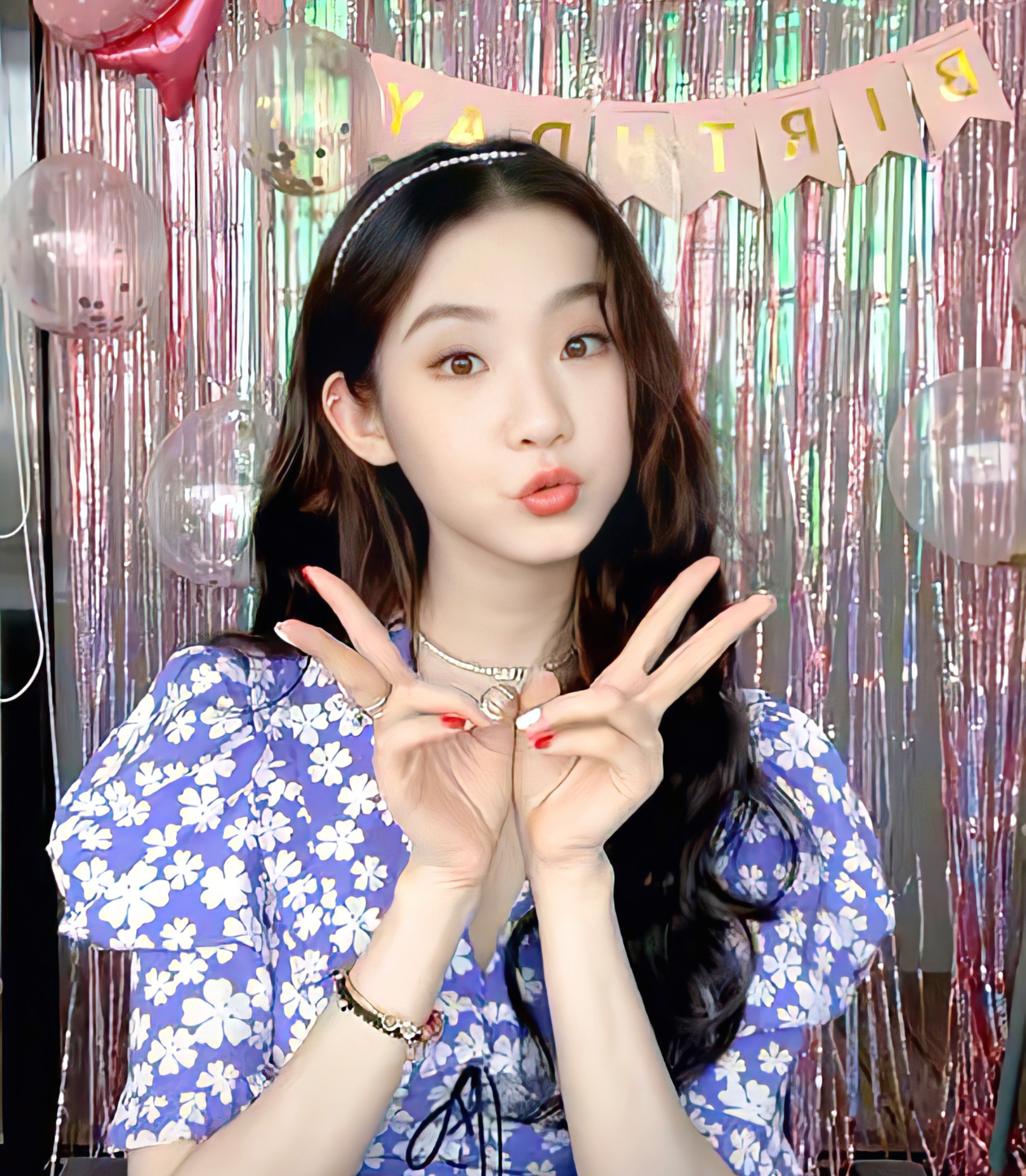 张艺凡生日直播十连拍紫色碎花裙甜美可爱