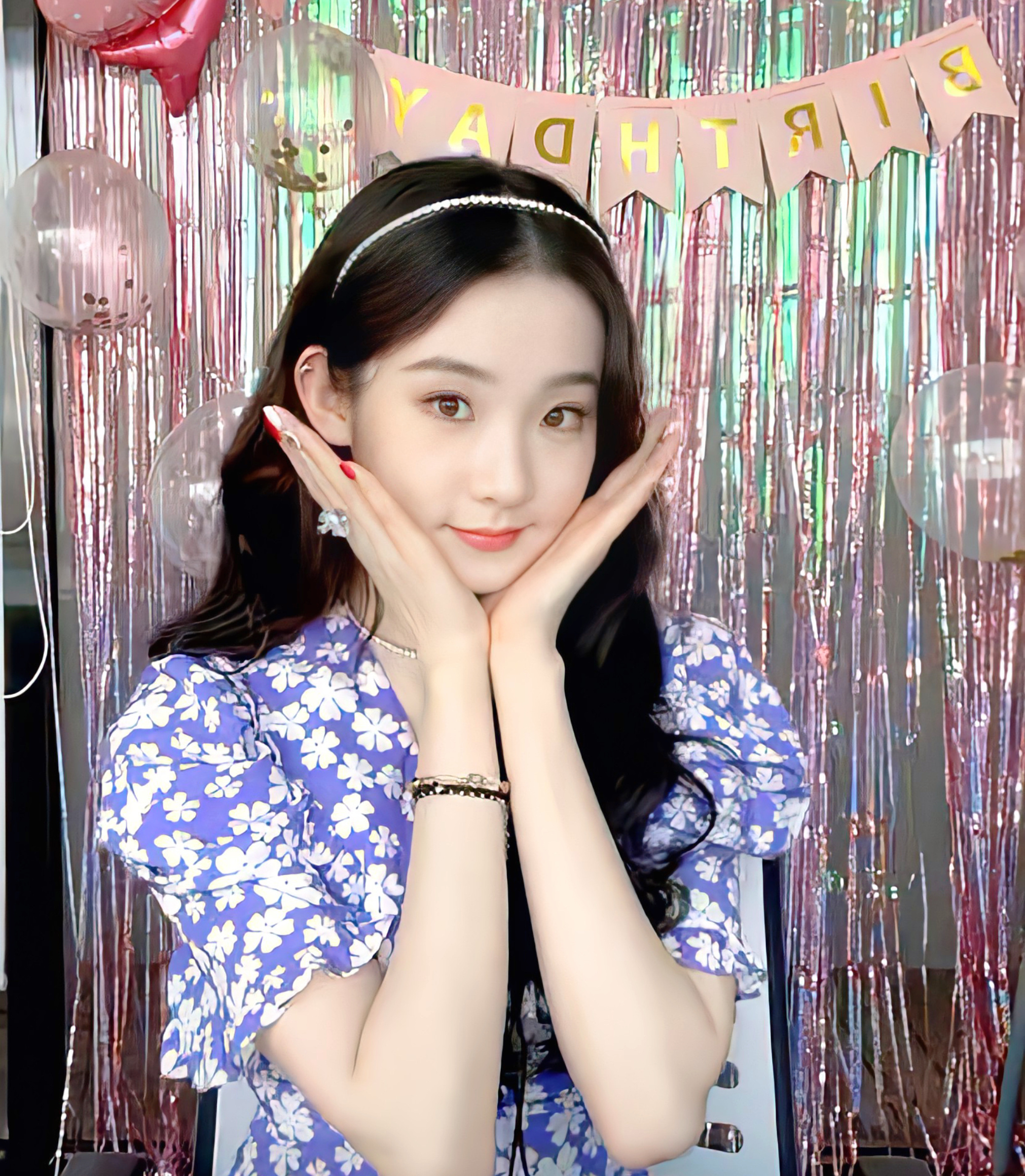 张艺凡生日直播十连拍紫色碎花裙甜美可爱