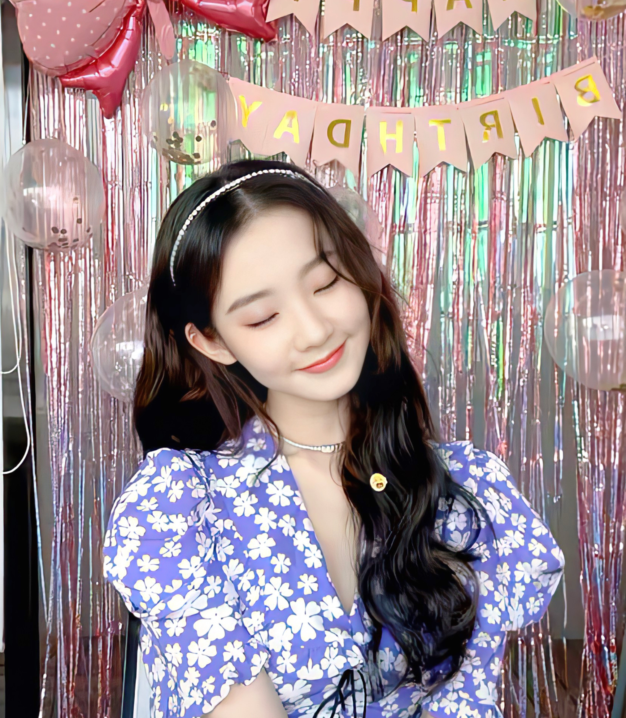 张艺凡生日直播十连拍 紫色碎花裙,甜美可爱