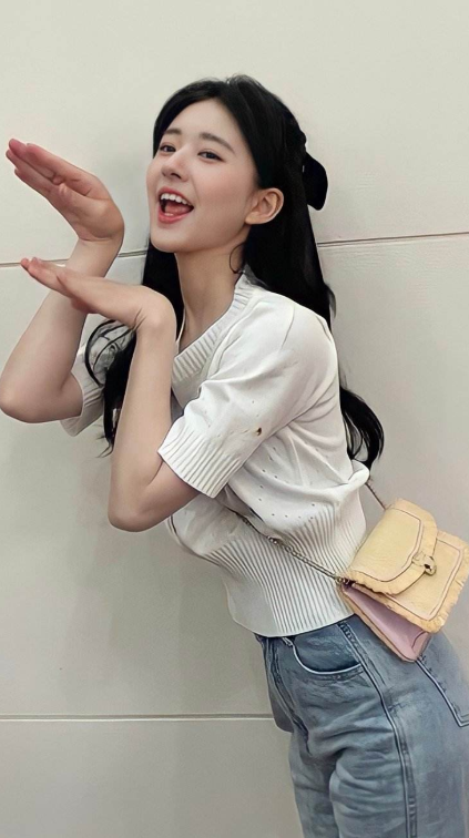 赵露思晒开工照,自曝饭后就躺平,粉丝:像极了居家的我休闲区蓝鸢梦想 - Www.slyday.coM 赵露思晒开工照,自曝饭后就躺平,粉丝:像极了居家的我休闲区蓝鸢梦想 - Www.slyday.coM