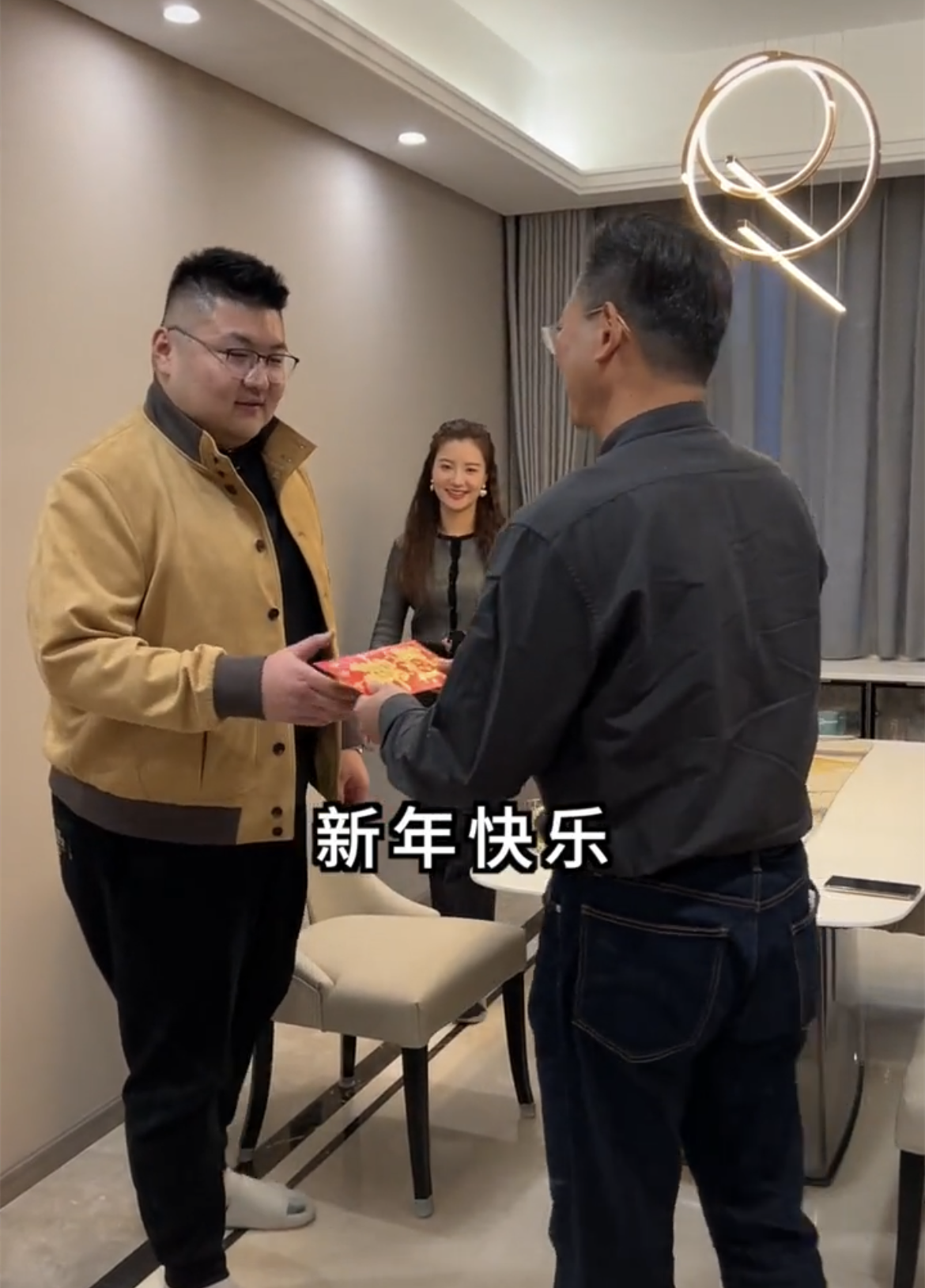 恭喜猴哥何钰欣被曝登记结婚现场照片曝光手拿证件开心微笑