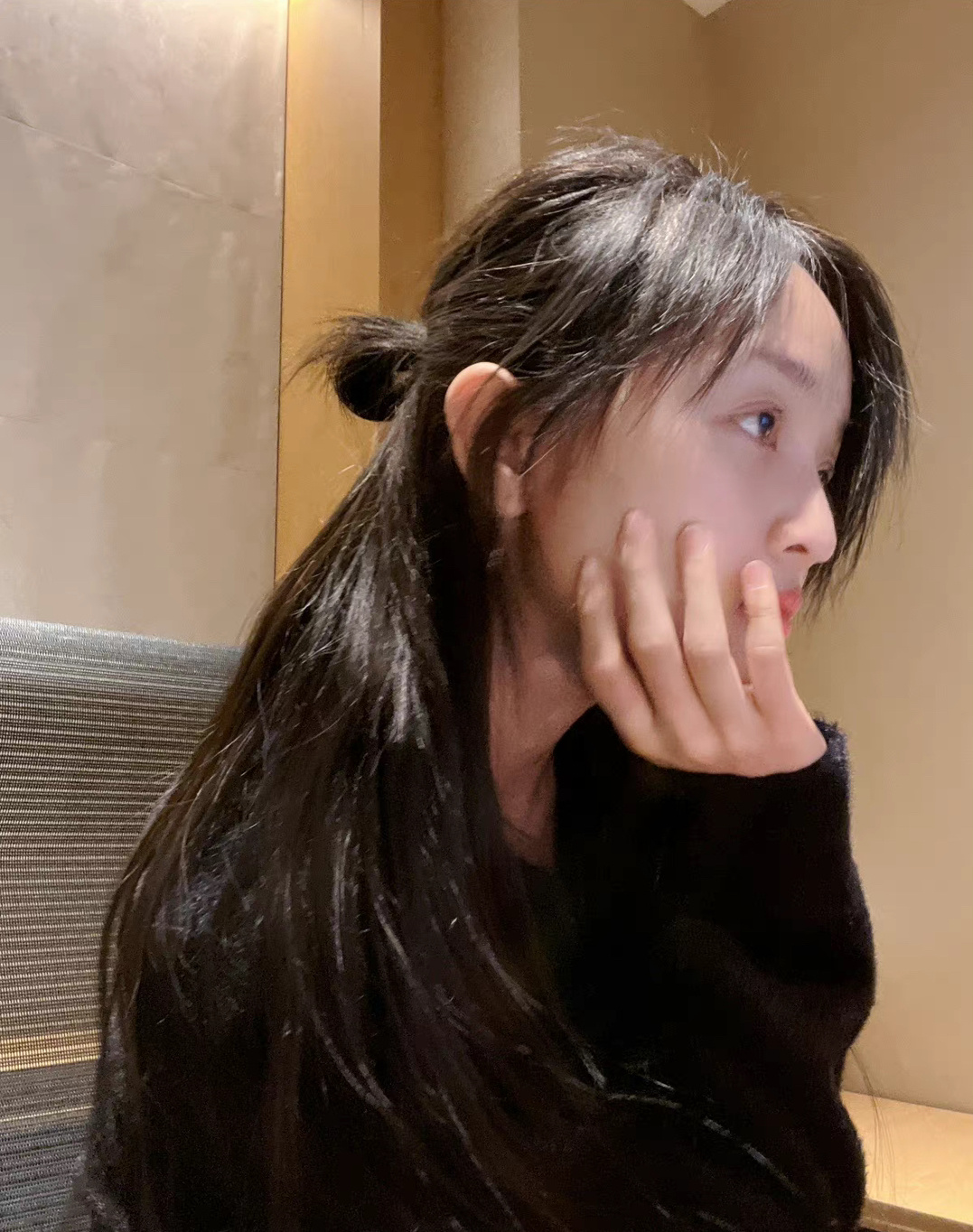 吴宣仪分享自拍姐姐素颜侧颜好绝半丸子头好温柔的感觉