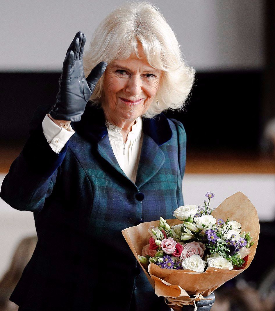 成为准王后的卡米拉首次亮相蓝色丝绒裙贵气笑得合不拢嘴