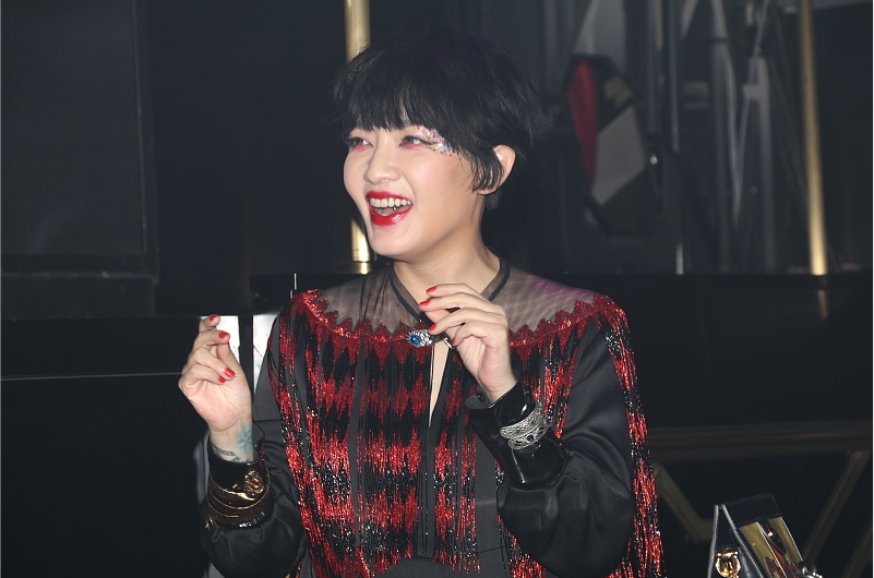 范晓萱的穿搭路线真是变不少虽然有点难以理解可看着还挺个性