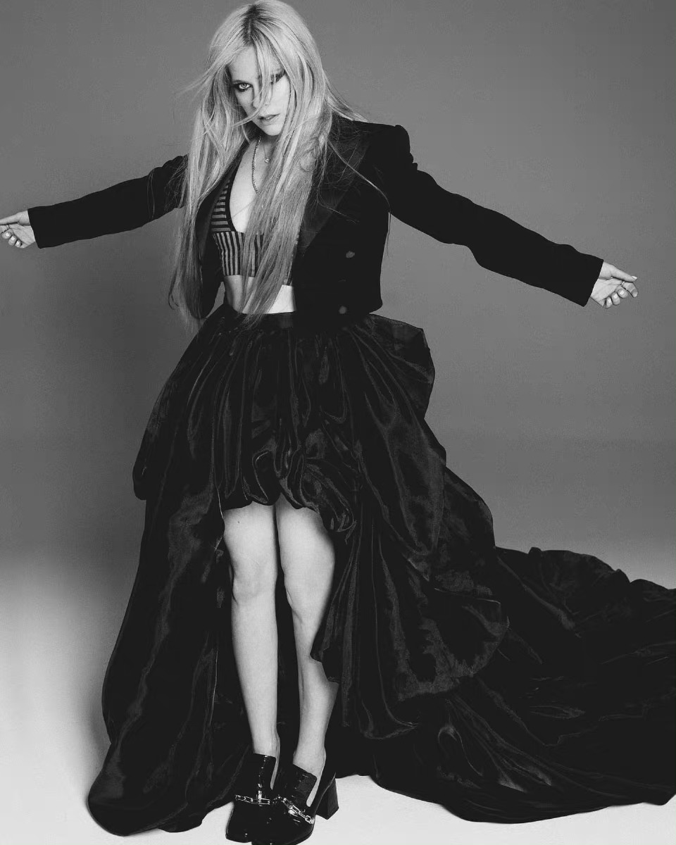 avrillavigne登上fault杂志最新期封面