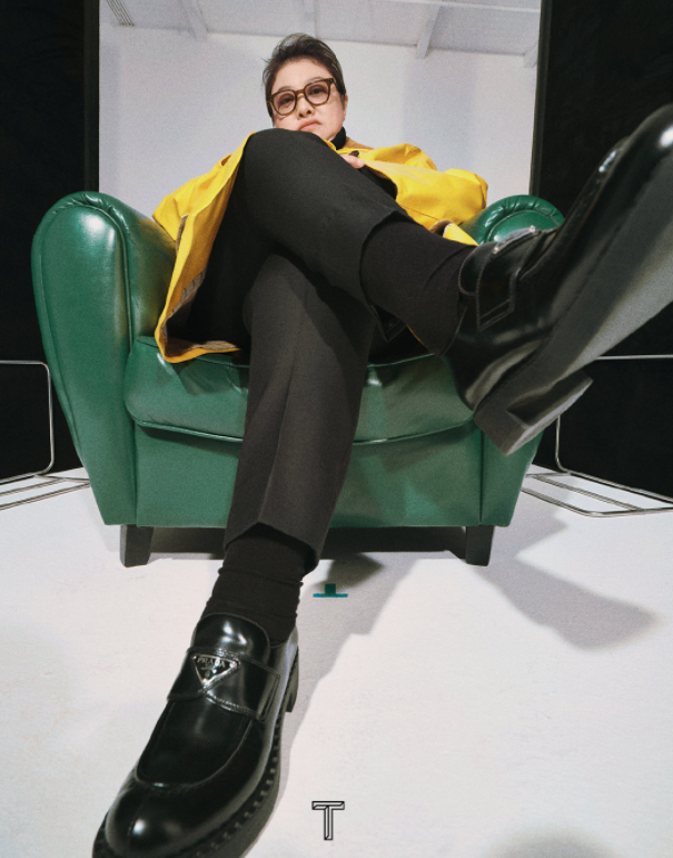 50岁韩红罕走可爱风打扮似青蛙表情不屑脚上仅一双鞋8千元