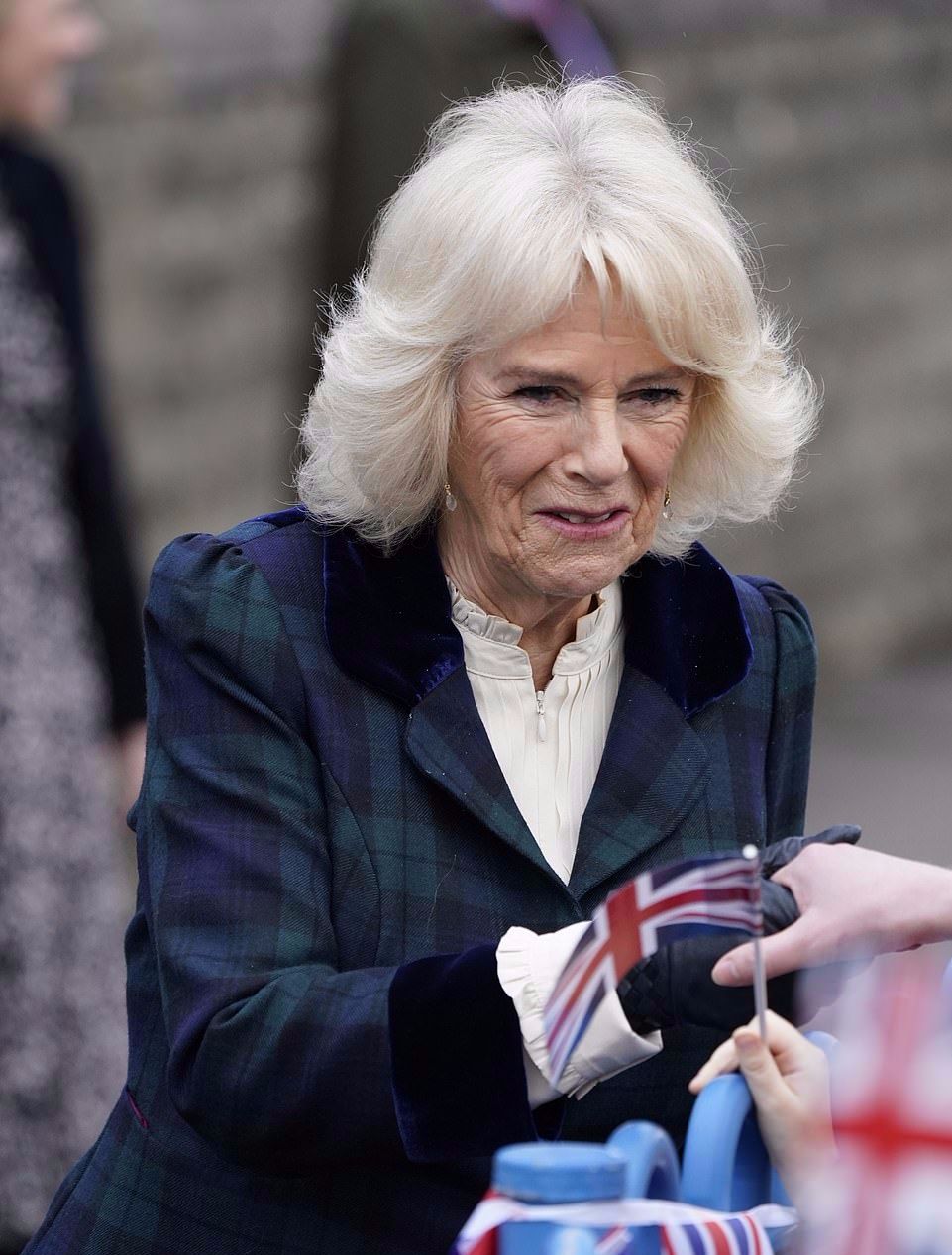 成为准王后的卡米拉首次亮相蓝色丝绒裙贵气笑得合不拢嘴