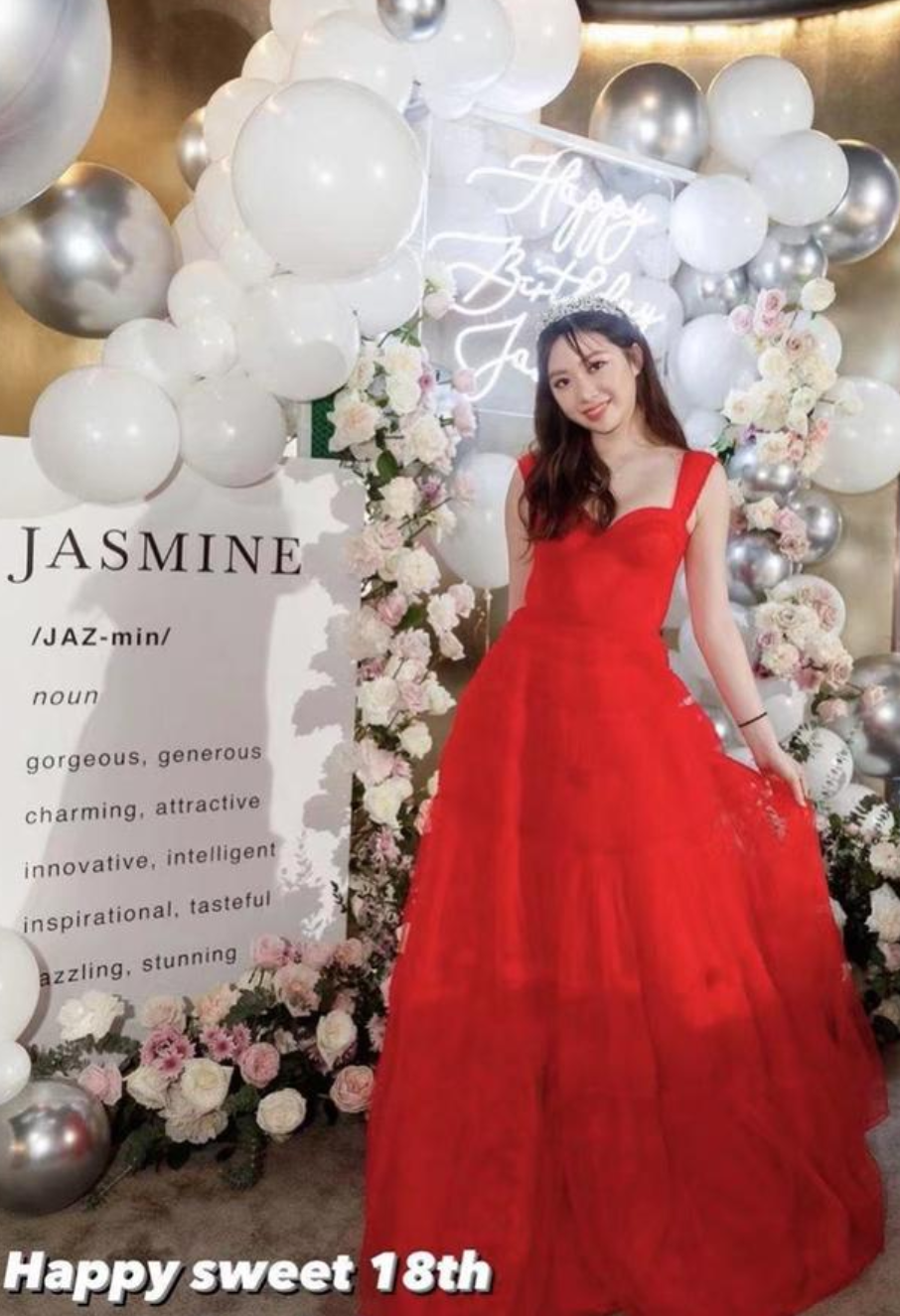 甄子丹携妻女游云南,母女同框好似姐妹花,小儿子甄济嘉未陪同|云南