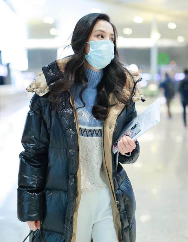 黄圣依这才是春天应有的打扮羽绒服配豆腐裤显瘦又时髦