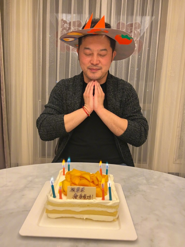 沙溢搂俩儿子庆祝农历生日 收老妈和老婆双份蛋糕超幸福|安吉|沙溢