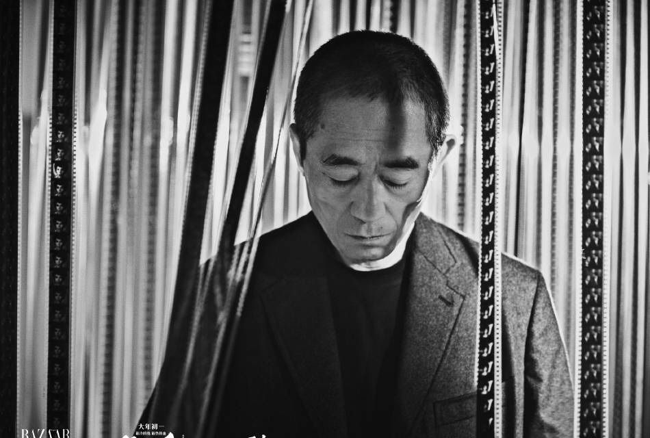 张艺谋与女儿合体拍大片,诠释黑白影像拉足氛围感,父女俩好默契