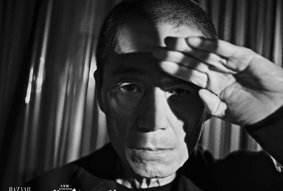 张艺谋与女儿合体拍大片,诠释黑白影像拉足氛围感,父女俩好默契