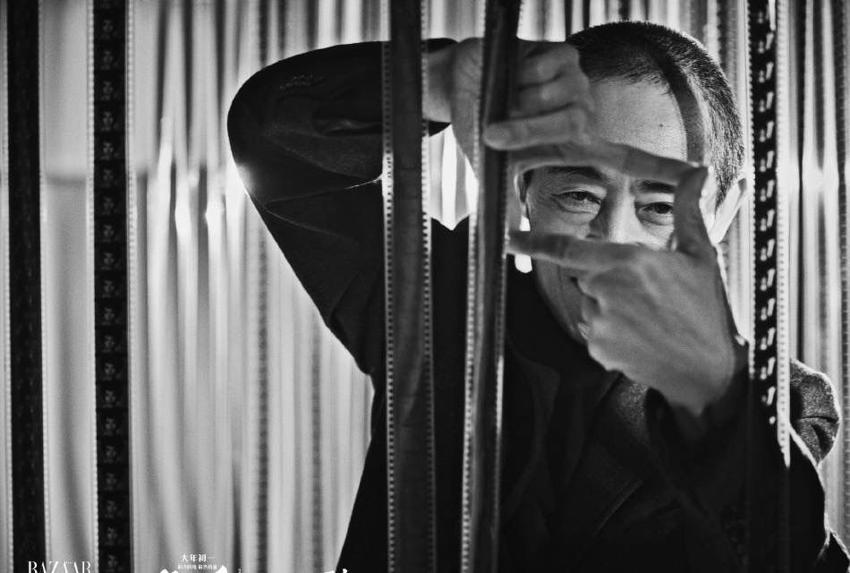 张艺谋与女儿合体拍大片,诠释黑白影像拉足氛围感,父女俩好默契