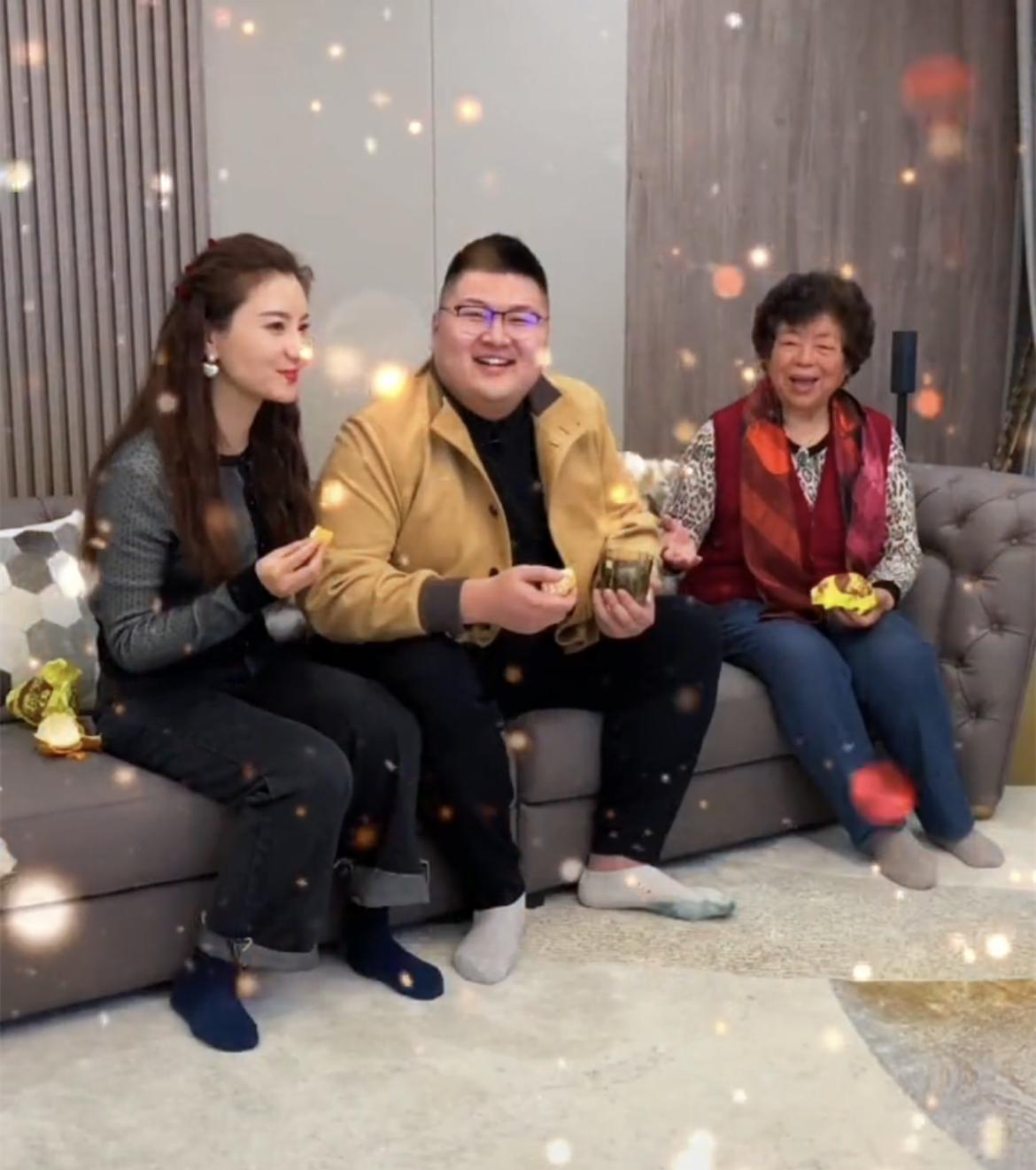 恭喜猴哥何钰欣被曝登记结婚现场照片曝光手拿证件开心微笑