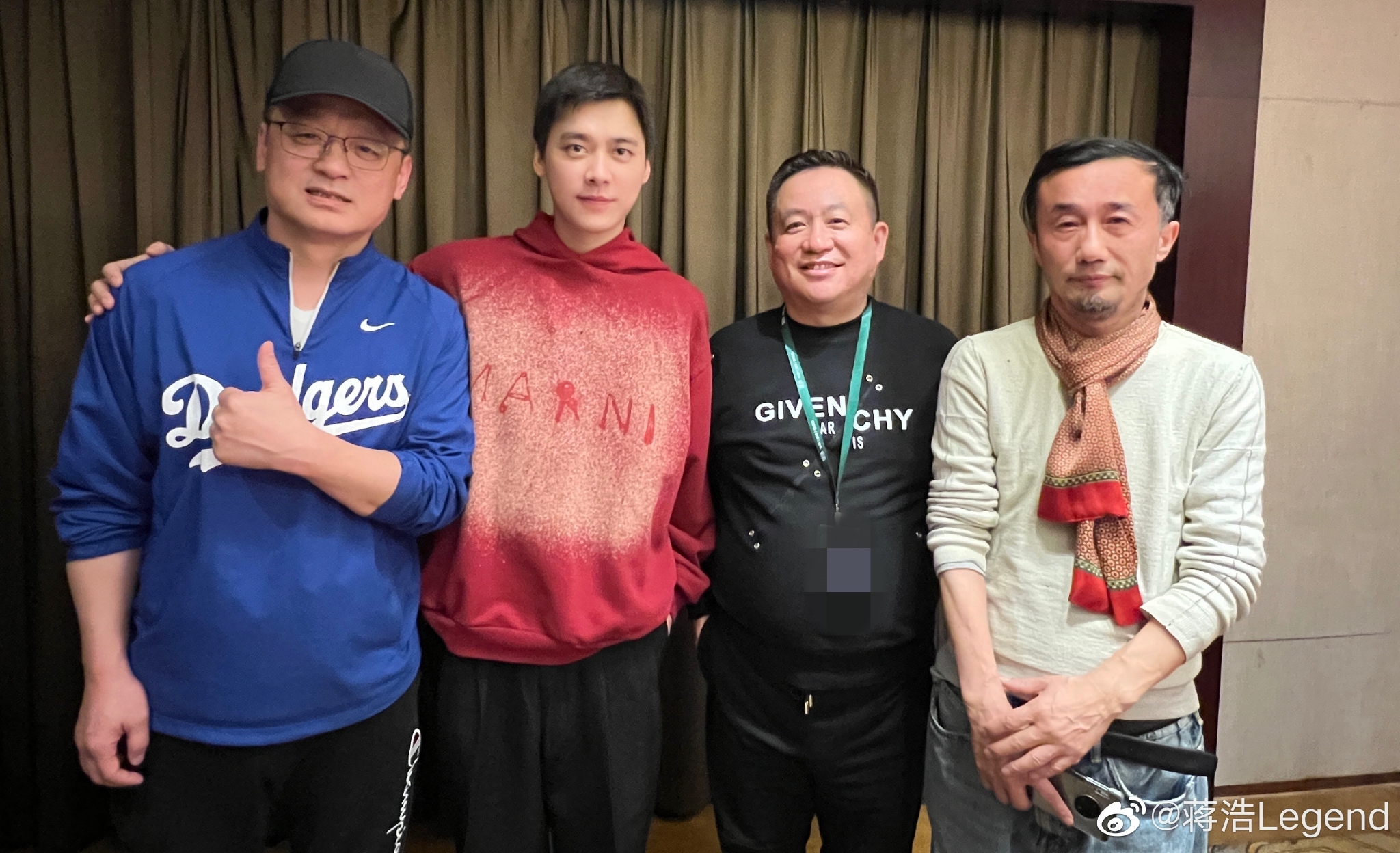 李易峰和电影操场制片人等合照峰哥的新发型