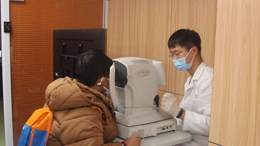 　　寒假期间，小朋友在中山大学中山眼科中心进行检查。王汉轩摄