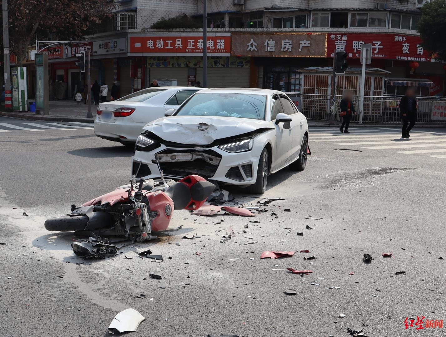 四川绵阳一摩托车驾驶员被撞飞15米,一个头盔保性命|摩托车|头盔|四川