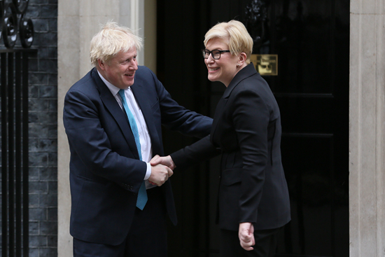  当地时间2月8日，英国伦敦。英国首相鲍里斯·约翰逊在唐宁街会见立陶宛总理因格丽达·希莫尼特。人民视觉供图