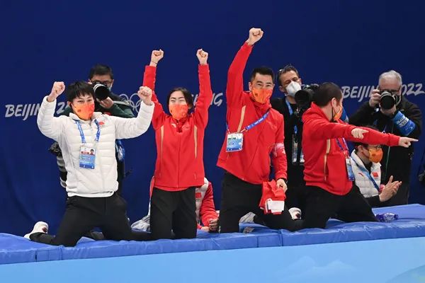 ▲作为中国短道速滑队技术教练，安贤洙（左一）为中国队庆祝。 图/新华社