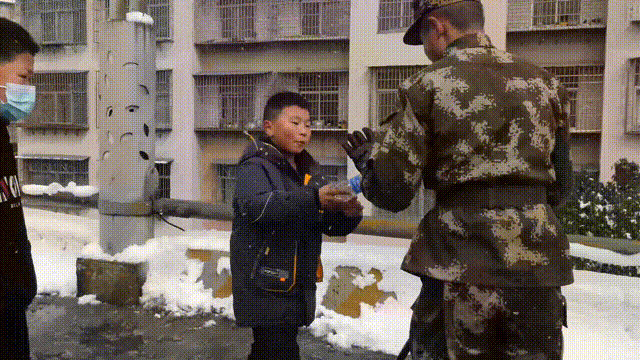 除雪护路，你永远可以相信人民子弟兵休闲区蓝鸢梦想 - Www.slyday.coM