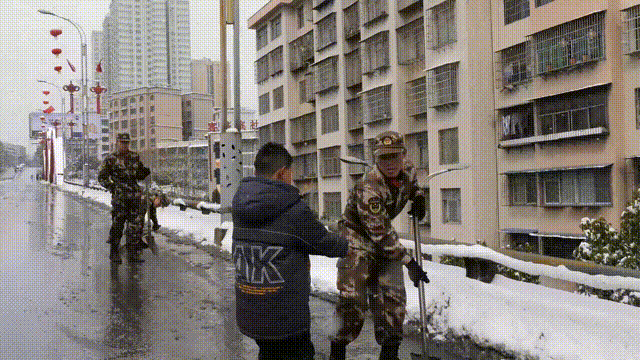 除雪护路，你永远可以相信人民子弟兵休闲区蓝鸢梦想 - Www.slyday.coM