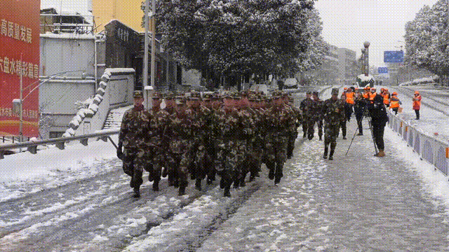 除雪护路，你永远可以相信人民子弟兵休闲区蓝鸢梦想 - Www.slyday.coM