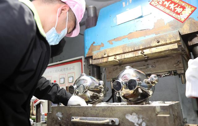 「视频」冰墩墩“外衣”竟是东莞制造，生产商支招减少“外衣”发黄休闲区蓝鸢梦想 - Www.slyday.coM