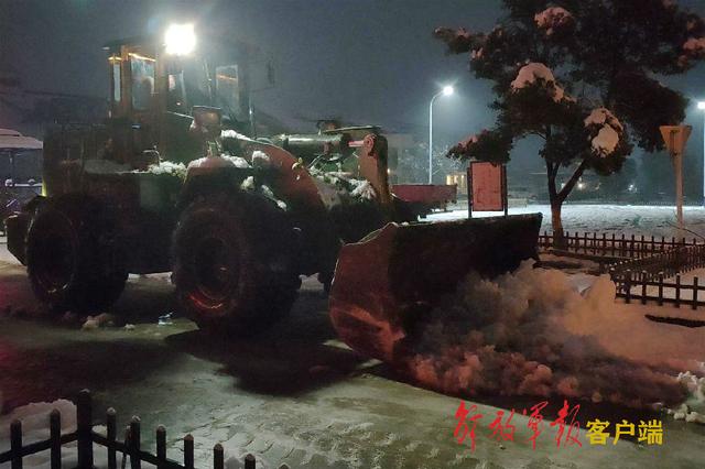 除雪护路，你永远可以相信人民子弟兵休闲区蓝鸢梦想 - Www.slyday.coM