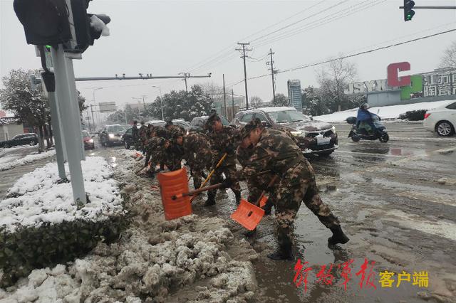 除雪护路，你永远可以相信人民子弟兵休闲区蓝鸢梦想 - Www.slyday.coM