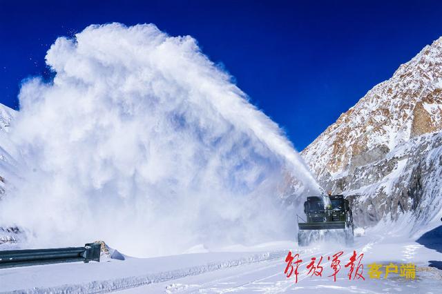 除雪护路，你永远可以相信人民子弟兵休闲区蓝鸢梦想 - Www.slyday.coM