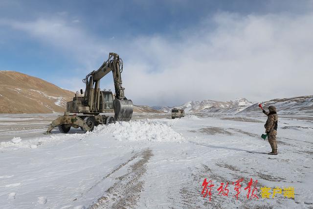 除雪护路，你永远可以相信人民子弟兵休闲区蓝鸢梦想 - Www.slyday.coM