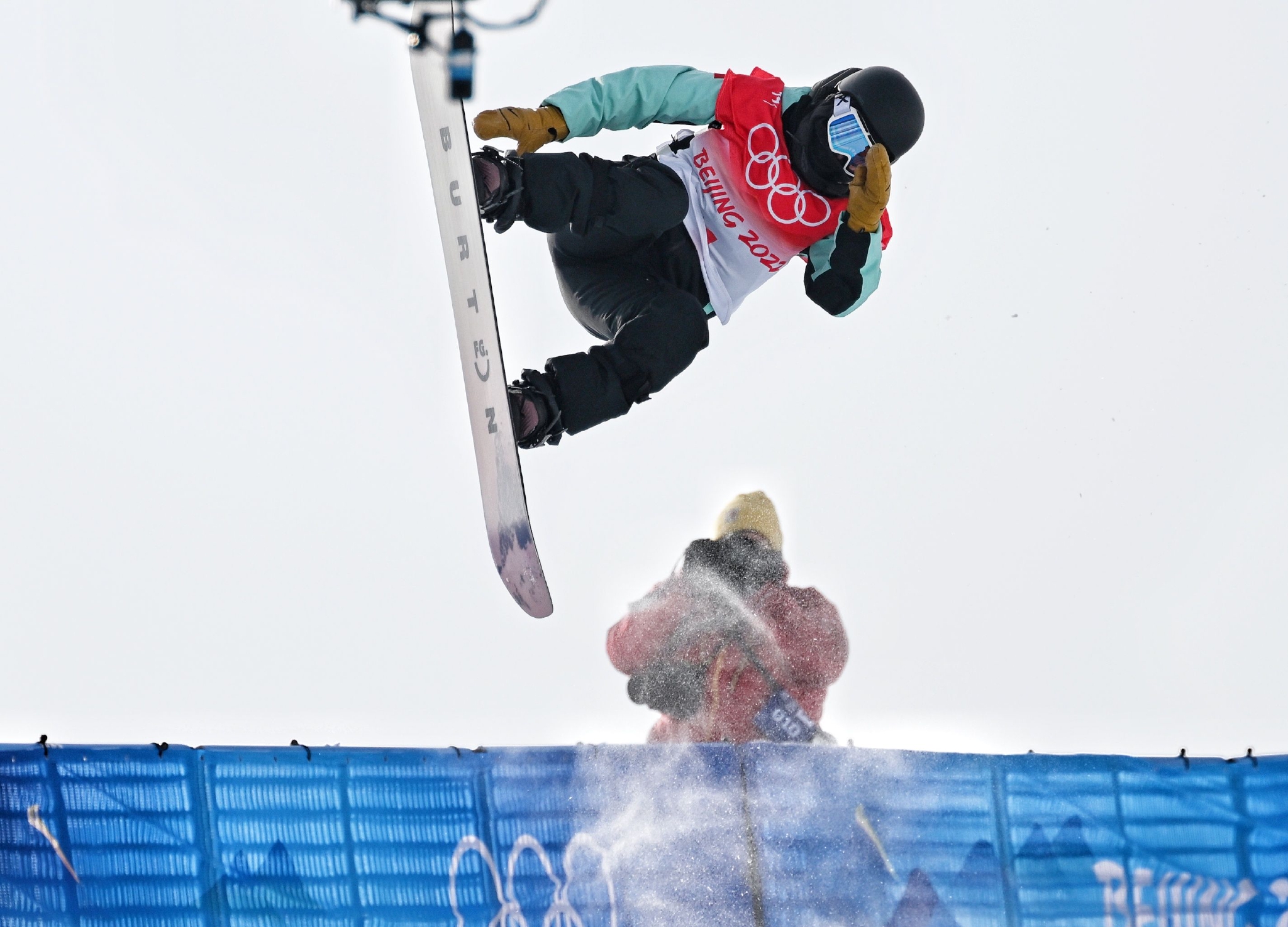 蔡雪桐在北京冬奥会单板滑雪女子u型场地技巧决赛中.